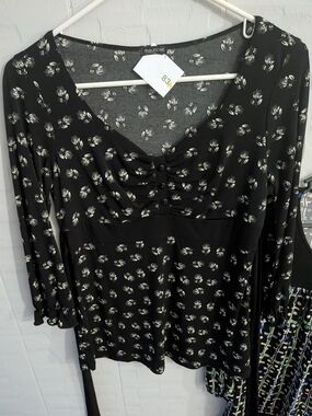Maurices Black Floral Scoop-Neck Long Sleeve Blouse